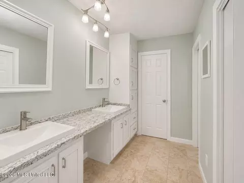 Bath - 214 Swallow Dr, Brandon, MS 39047 photo 1 of 3