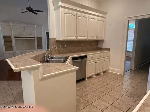 Kitchen - 236 Highleadon Dr, Madison, MS 39110 photo 2 of 3