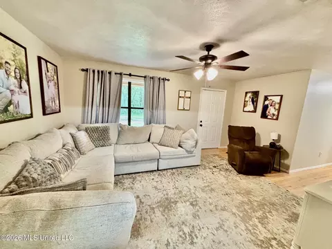 Living - 1028 Deer Creek Ln, Summit, MS 39666 photo 1 of 1