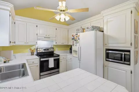 Kitchen - 3079 Willow Dr, Brandon, MS 39042 photo 1 of 2