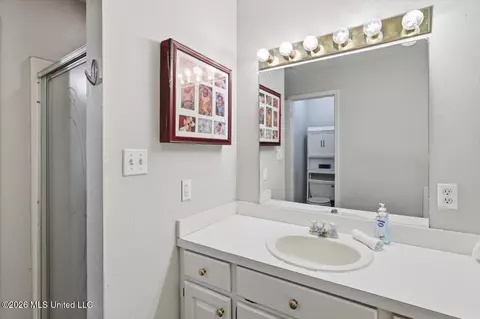 Bath - 3079 Willow Dr, Brandon, MS 39042 photo 2 of 3