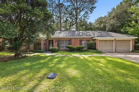 5207 Meadow Oaks Park Dr, Jackson, MS 39211