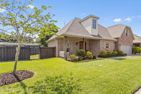 3813 Acadian Village Dr, Ocean Springs, MS 39564