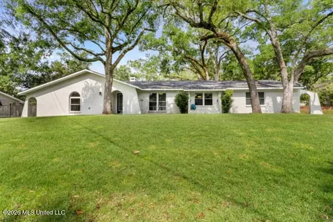 5913 David Davis Pl, Ocean Springs, MS 39564