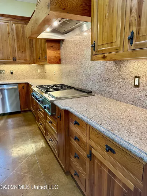 Kitchen - 49 Stirling Rd, Natchez, MS 39120 photo 6 of 8