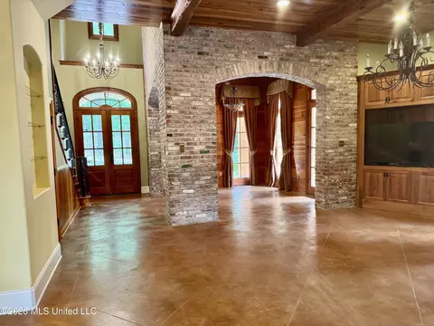Living - 49 Stirling Rd, Natchez, MS 39120 photo 1 of 4