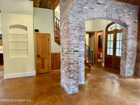 Entry Way - 49 Stirling Rd, Natchez, MS 39120 photo 2 of 7