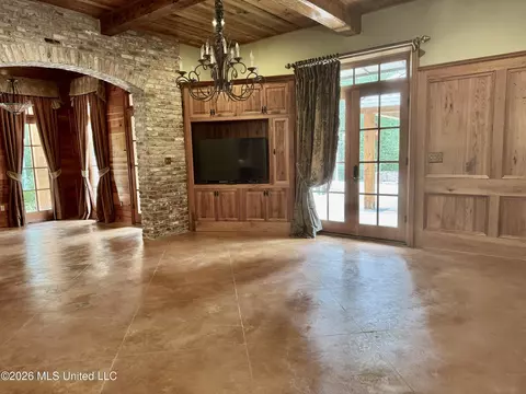 Living - 49 Stirling Rd, Natchez, MS 39120 photo 2 of 4