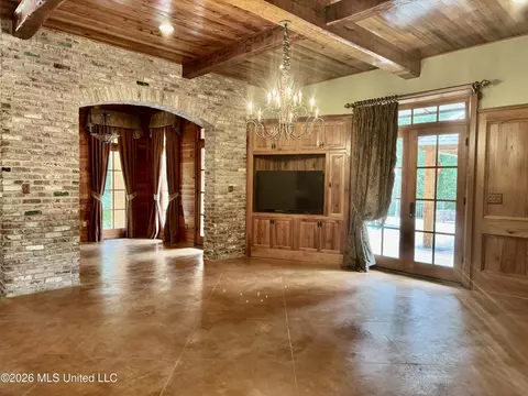 Living - 49 Stirling Rd, Natchez, MS 39120 photo 3 of 4