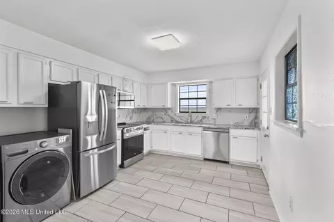 Kitchen - 1056 Windrose Dr, Brandon, MS 39047 photo 1 of 2