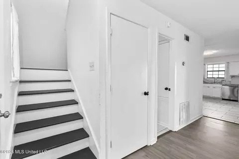 Entry Way - 1056 Windrose Dr, Brandon, MS 39047 photo 1 of 2