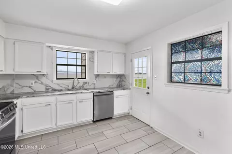 Kitchen - 1056 Windrose Dr, Brandon, MS 39047 photo 2 of 2