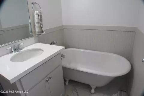 Bath - 111 Pinehaven Dr, Jackson, MS 39202 photo 2 of 7