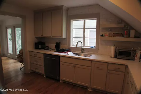 Kitchen - 111 Pinehaven Dr, Jackson, MS 39202 photo 2 of 2