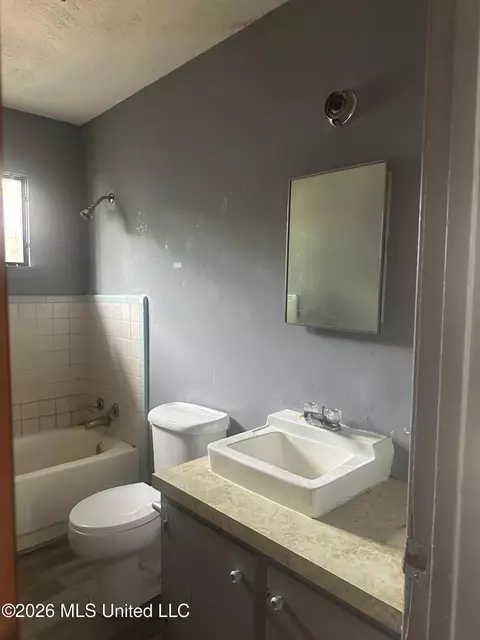 Bath - 3655 Horton St, Jackson, MS 39213 photo 1 of 2