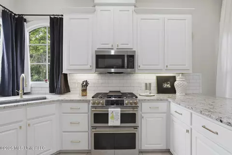 Kitchen - 407 Belle Pointe Ln, Madison, MS 39110 photo 5 of 7