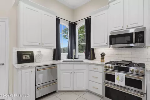 Kitchen - 407 Belle Pointe Ln, Madison, MS 39110 photo 6 of 7