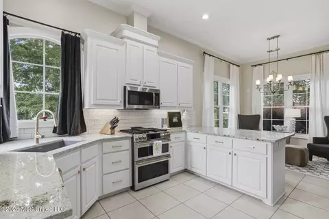 Kitchen - 407 Belle Pointe Ln, Madison, MS 39110 photo 4 of 7