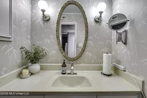 Bath - 5025 Wayneland Dr #D12, Jackson, MS 39211 photo 2 of 3