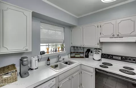Kitchen - 5025 Wayneland Dr #D12, Jackson, MS 39211 photo 2 of 3