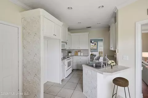 Kitchen - 218 Holmar Dr, Brandon, MS 39047 photo 1 of 3