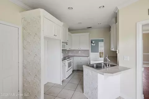 Kitchen - 218 Holmar Dr, Brandon, MS 39047 photo 2 of 3