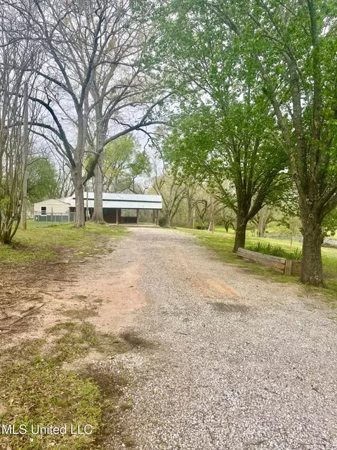 17 B St, Bay Springs, MS 39422
