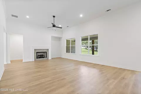 Living - 1280 Courtlynn Dr, Hernando, MS 38632 photo 2 of 4