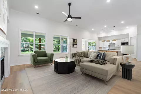 Living - 1280 Courtlynn Dr, Hernando, MS 38632 photo 4 of 4