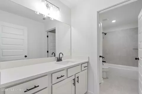 Bath - 1280 Courtlynn Dr, Hernando, MS 38632 photo 3 of 3
