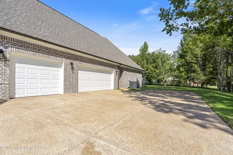 Exterior - 1280 Courtlynn Dr, Hernando, MS 38632 photo 2 of 4