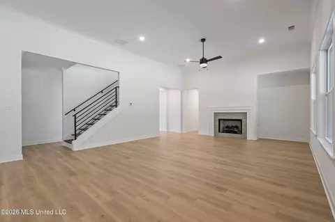 Living - 1280 Courtlynn Dr, Hernando, MS 38632 photo 3 of 4