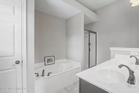 Bath - 101 Eagle St, Senatobia, MS 38668 photo 1 of 3