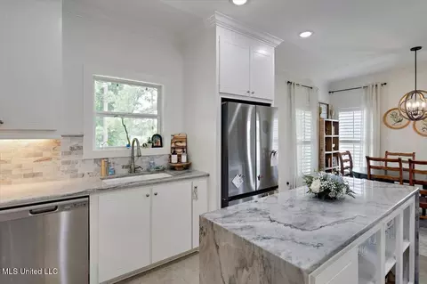Kitchen - 104 Shelby Mae Cir, Brandon, MS 39042 photo 3 of 4