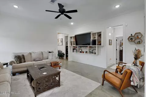 Living - 104 Shelby Mae Cir, Brandon, MS 39042 photo 2 of 3