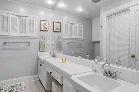 Bath - 2246 Greenbriar Dr, Jackson, MS 39211 photo 2 of 3