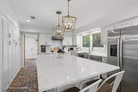 Kitchen - 2246 Greenbriar Dr, Jackson, MS 39211 photo 2 of 4