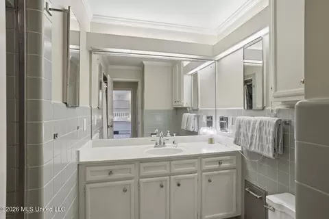 Bath - 2246 Greenbriar Dr, Jackson, MS 39211 photo 3 of 3