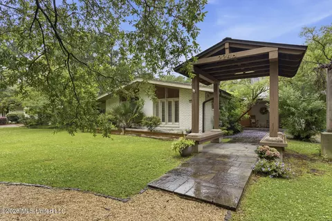 2246 Greenbriar Dr, Jackson, MS 39211