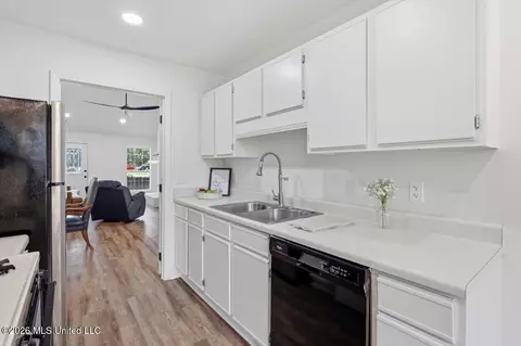 Kitchen - 23 Meadowoods Pl, Jackson, MS 39211 photo 3 of 4