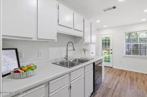 Kitchen - 23 Meadowoods Pl, Jackson, MS 39211 photo 1 of 4