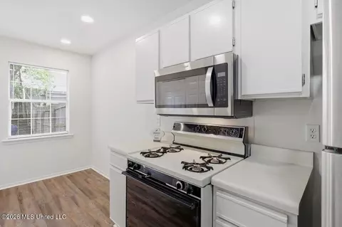 Kitchen - 23 Meadowoods Pl, Jackson, MS 39211 photo 4 of 4