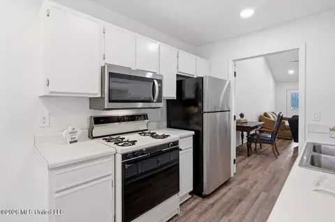 Kitchen - 23 Meadowoods Pl, Jackson, MS 39211 photo 2 of 4