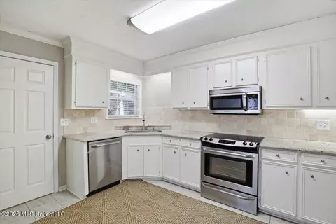 Kitchen - 630 Red Oak Dr, Madison, MS 39110 photo 2 of 3