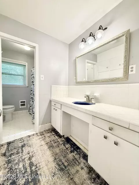 Bath - 1404 N Jackson St, Brookhaven, MS 39601 photo 2 of 4