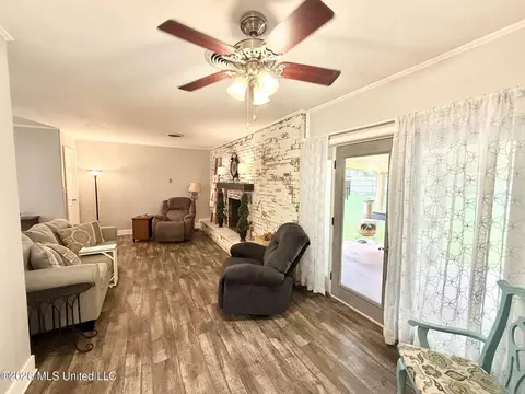 Living - 1404 N Jackson St, Brookhaven, MS 39601 photo 3 of 5