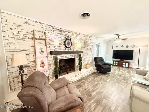 Living - 1404 N Jackson St, Brookhaven, MS 39601 photo 4 of 5
