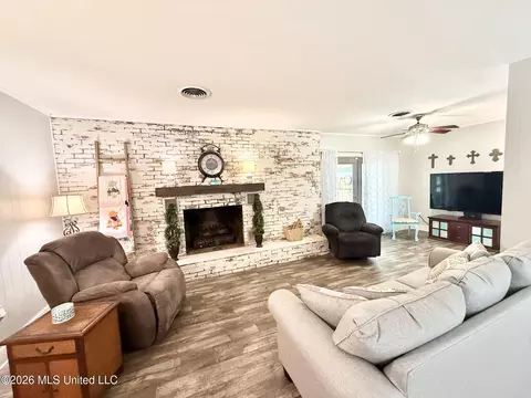 Living - 1404 N Jackson St, Brookhaven, MS 39601 photo 1 of 5