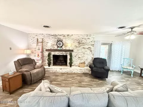 Living - 1404 N Jackson St, Brookhaven, MS 39601 photo 2 of 5