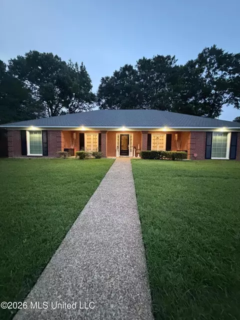 1448 Tracewood Dr, Jackson, MS 39211